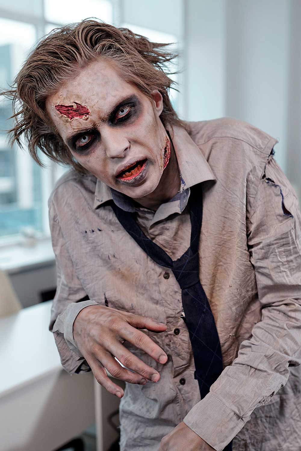 Zombie The Walking Dead #halloweencostumes #halloweencostumeideas #menshalloweencostumes #halloweencostumesformen