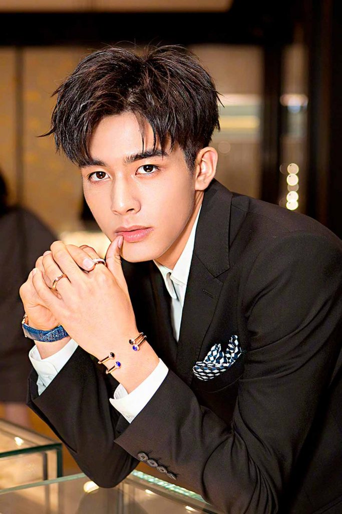 Messy Parted Light Bangs Korean Hairstyle For Men #koreanhaircut #koreanmenhaircut #koreanhairstyles #koreanhairmen