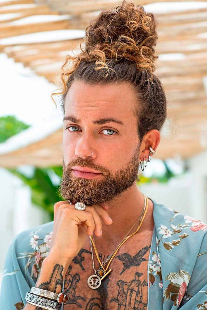 High Messy Man Bun #longhairstylesformen #menslonghairstyles #longhairmen #menslonghair