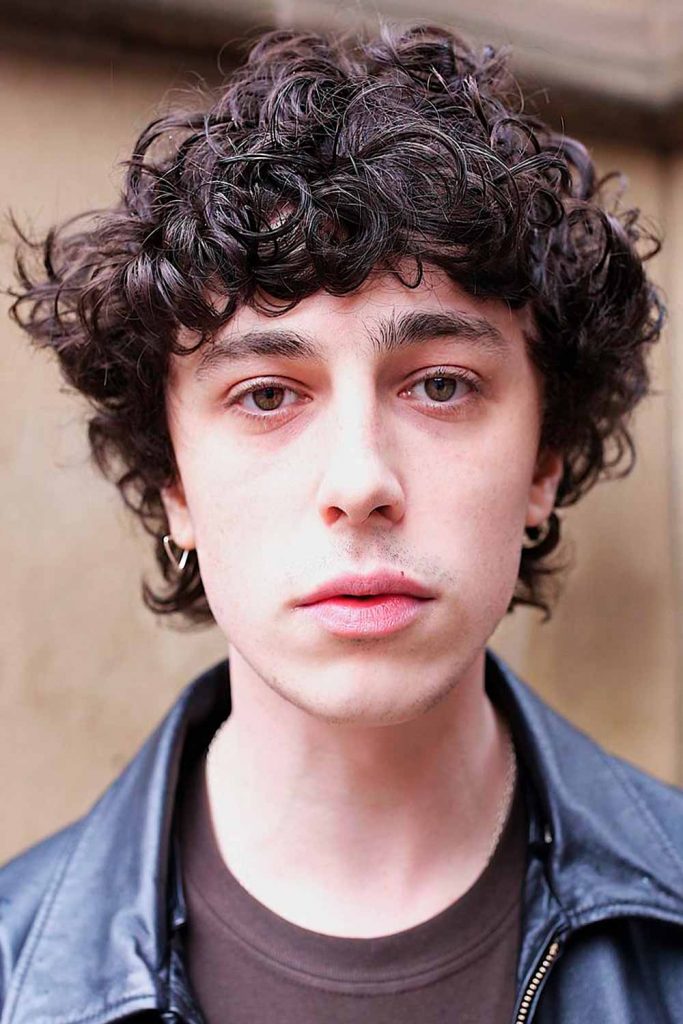 Jewfro Curls Mens Medium Length Hairstyles #mensmediumhaircuts #mediumlengthhairstylesformen #mensmediumhairstyles