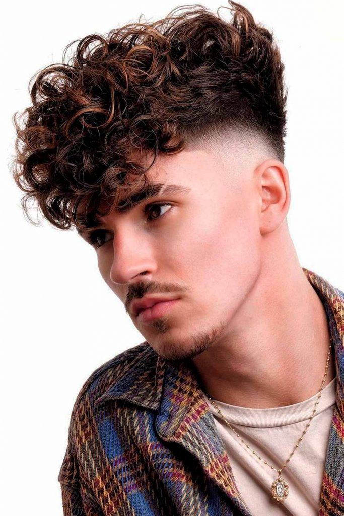 Messy Short Curly Hairstyles #curlyhairmen #shortcurlyhairstyles #curlyhairstylesformen